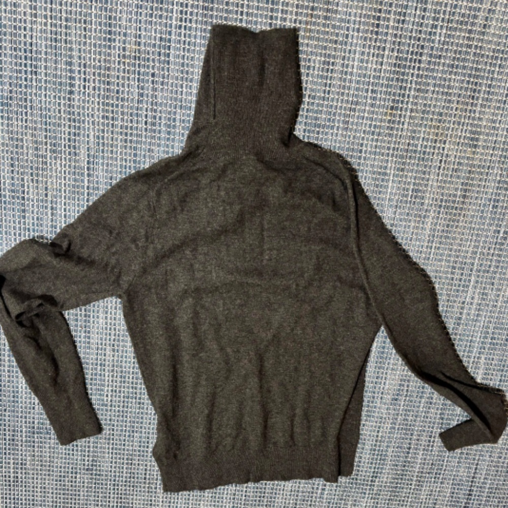 Uniqlo 100% Cashmere Turtleneck